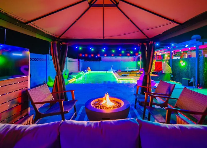 Holiday home Poolside Nights & Neon Vibes! Escape *