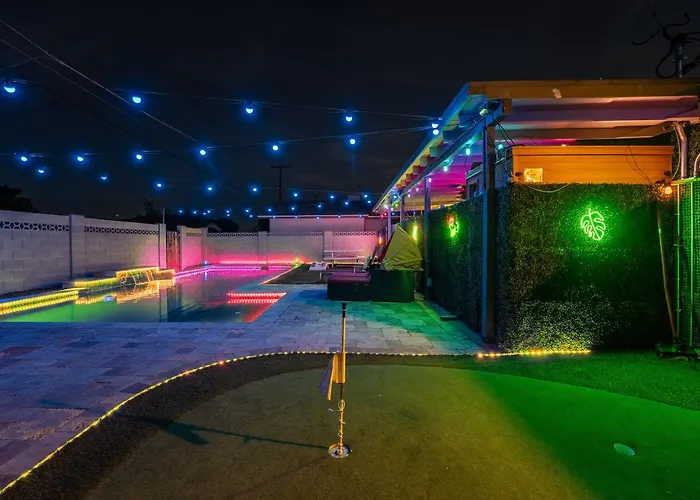 Holiday home Poolside Nights & Neon Vibes! Escape