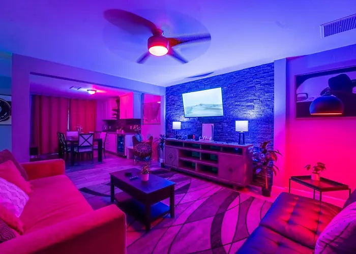 Poolside Nights & Neon Vibes! Escape Holiday home