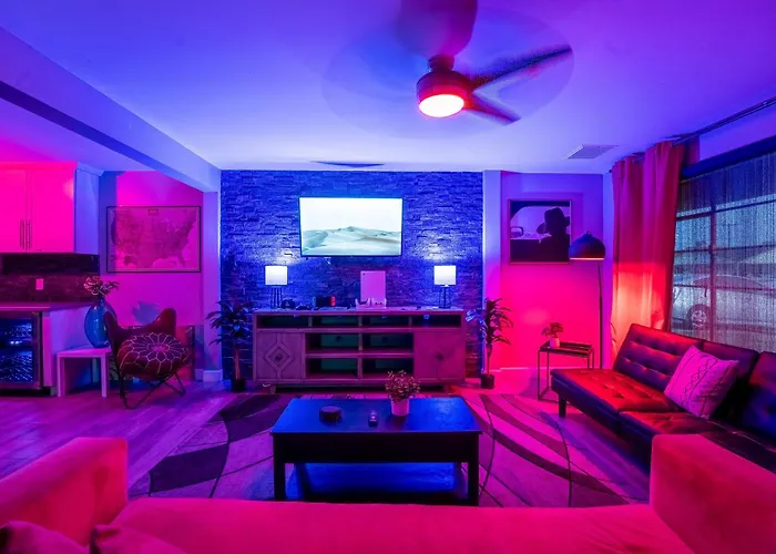 Poolside Nights & Neon Vibes! Escape Holiday home