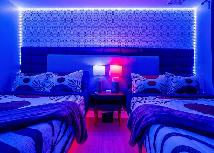 Poolside Nights & Neon Vibes! Escape Holiday home
