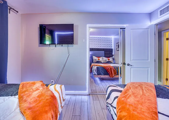 Holiday home Poolside Nights & Neon Vibes! Escape