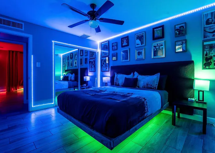 Holiday home Poolside Nights & Neon Vibes! Escape