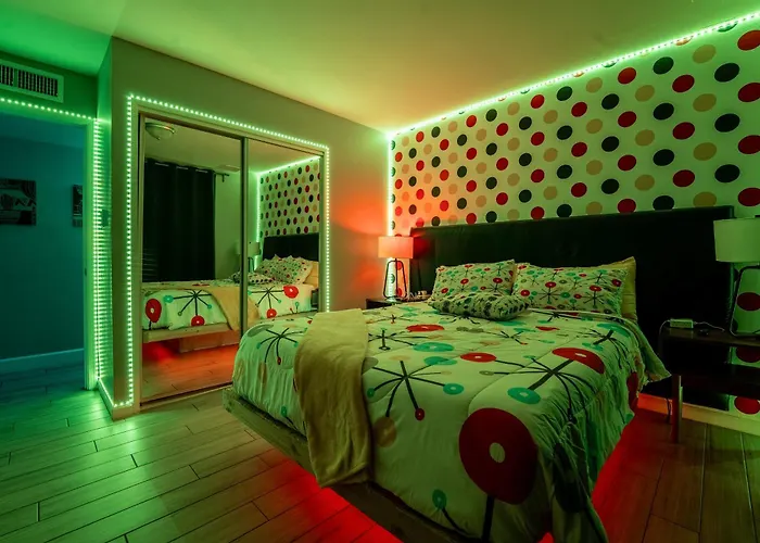 Holiday home Poolside Nights & Neon Vibes! Escape