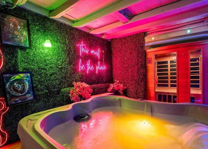 Poolside Nights & Neon Vibes! Escape Holiday home *