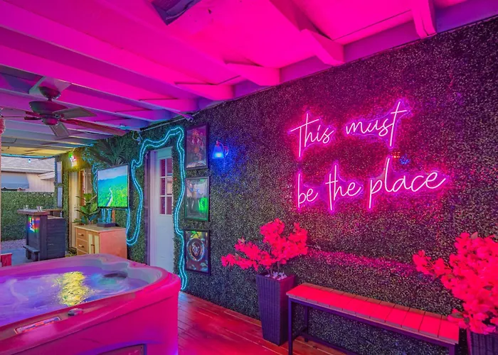Holiday home Poolside Nights & Neon Vibes! Escape