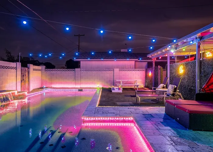 Holiday home Poolside Nights & Neon Vibes! Escape *