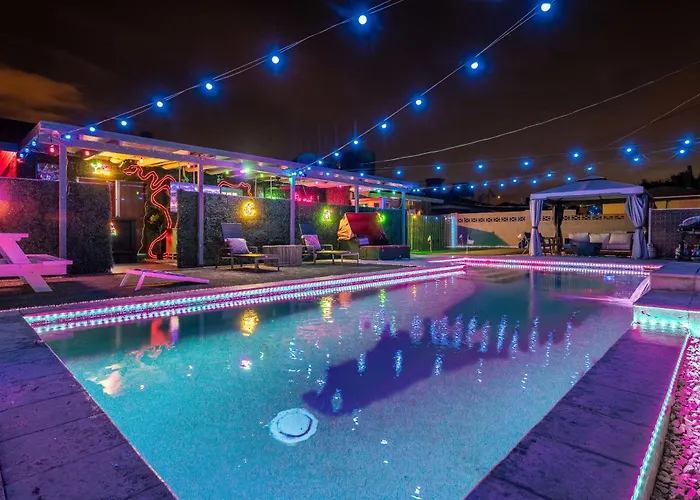 Poolside Nights & Neon Vibes! Escape Holiday home *