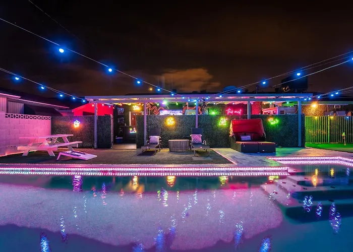 Holiday home Poolside Nights & Neon Vibes! Escape *