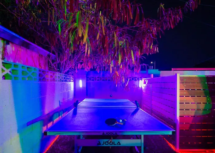 Holiday home Poolside Nights & Neon Vibes! Escape