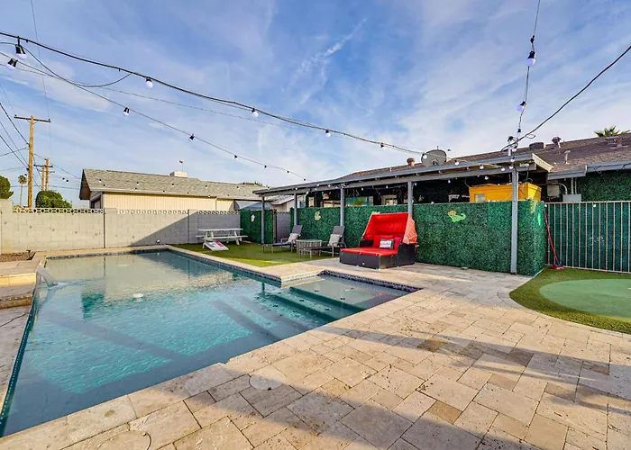 Holiday home Poolside Nights & Neon Vibes! Escape