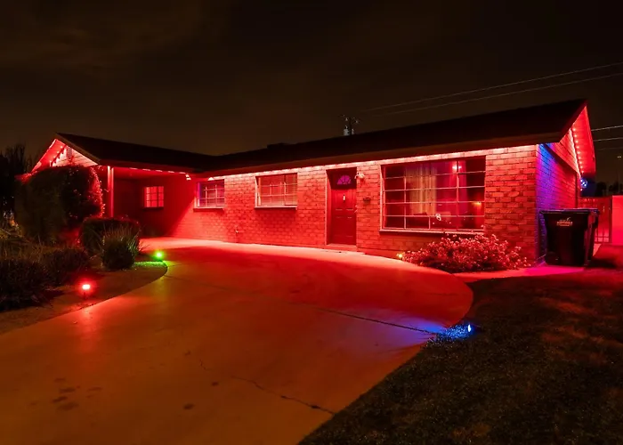 Poolside Nights & Neon Vibes! Escape Holiday home