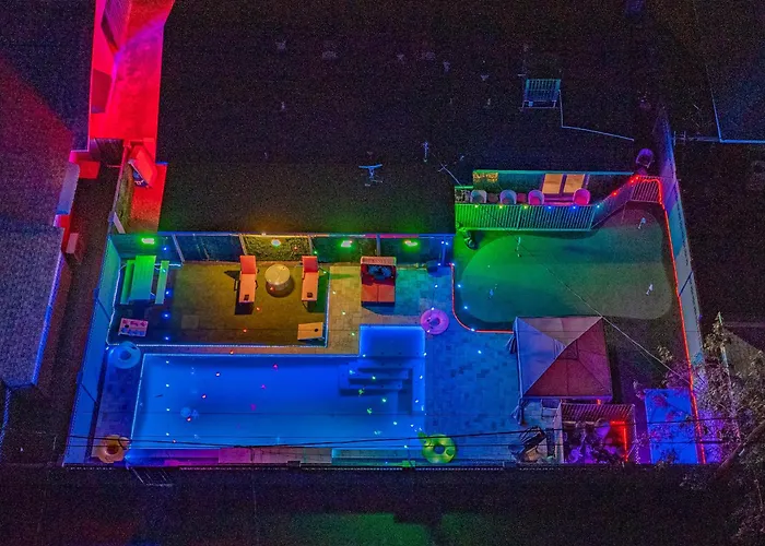 Poolside Nights & Neon Vibes! Escape Scottsdale